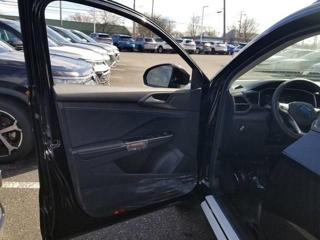 2026 Volkswagen Taos SE Black