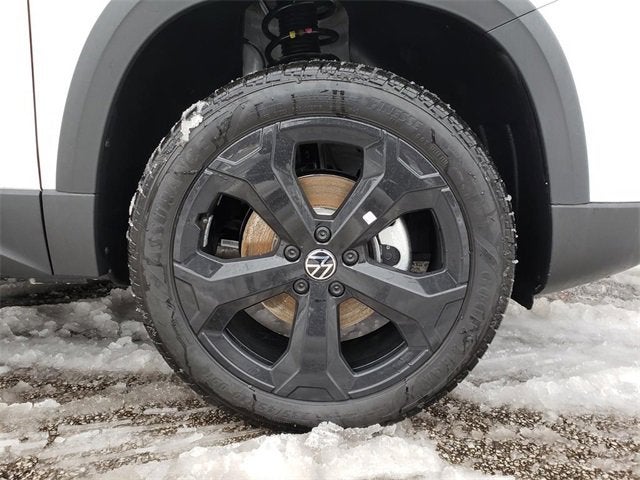 2026 Volkswagen Taos SE Black