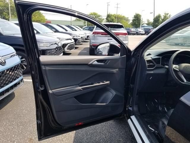 2026 Volkswagen Taos SE Black