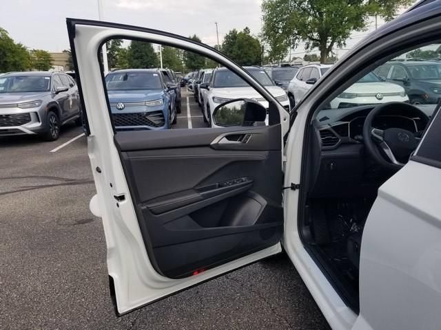 2026 Volkswagen Taos SE Black