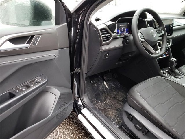 2026 Volkswagen Taos SE Black