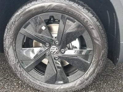 2025 Volkswagen Taos SE Black