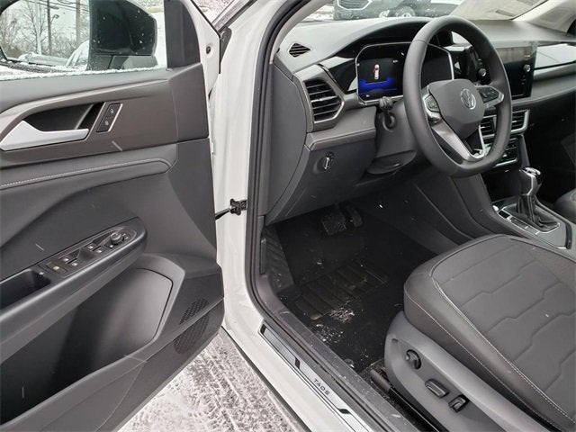 2026 Volkswagen Taos SE Black