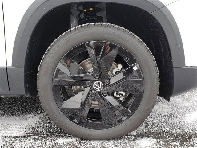 2026 Volkswagen Taos SE Black