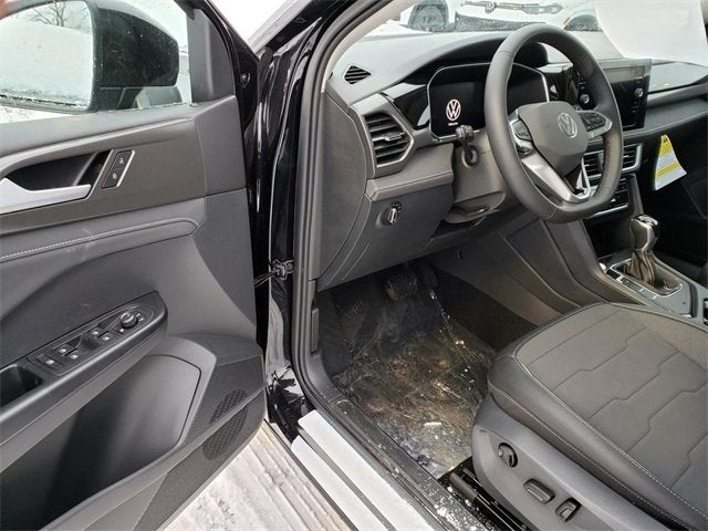 2026 Volkswagen Taos SE Black